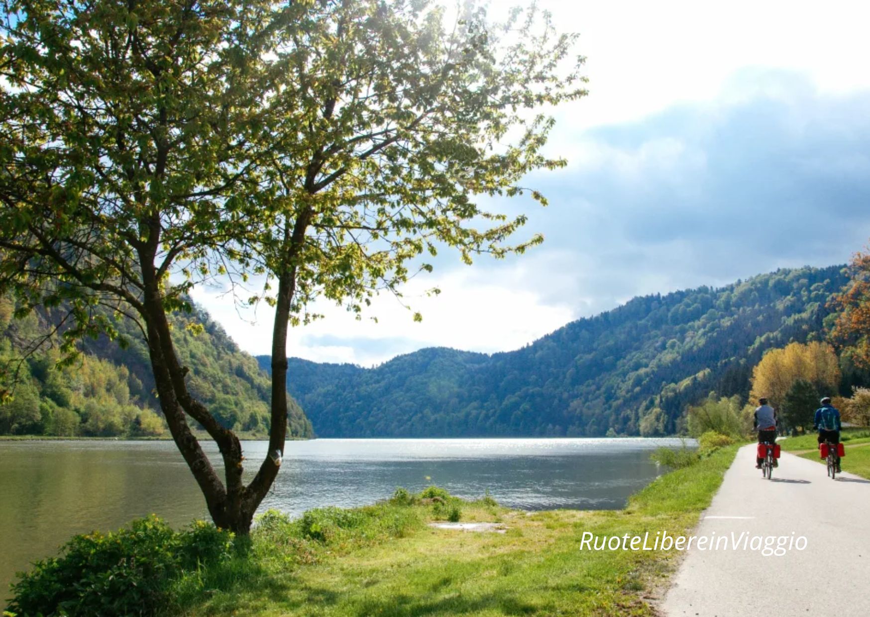 Viaggiare in bici: attrezzata per viaggio su sentiero panoramico