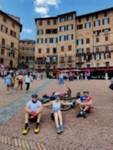 Ciclista su sentiero collinare in Toscana