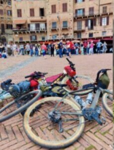 Ciclista su sentiero collinare in Toscana
