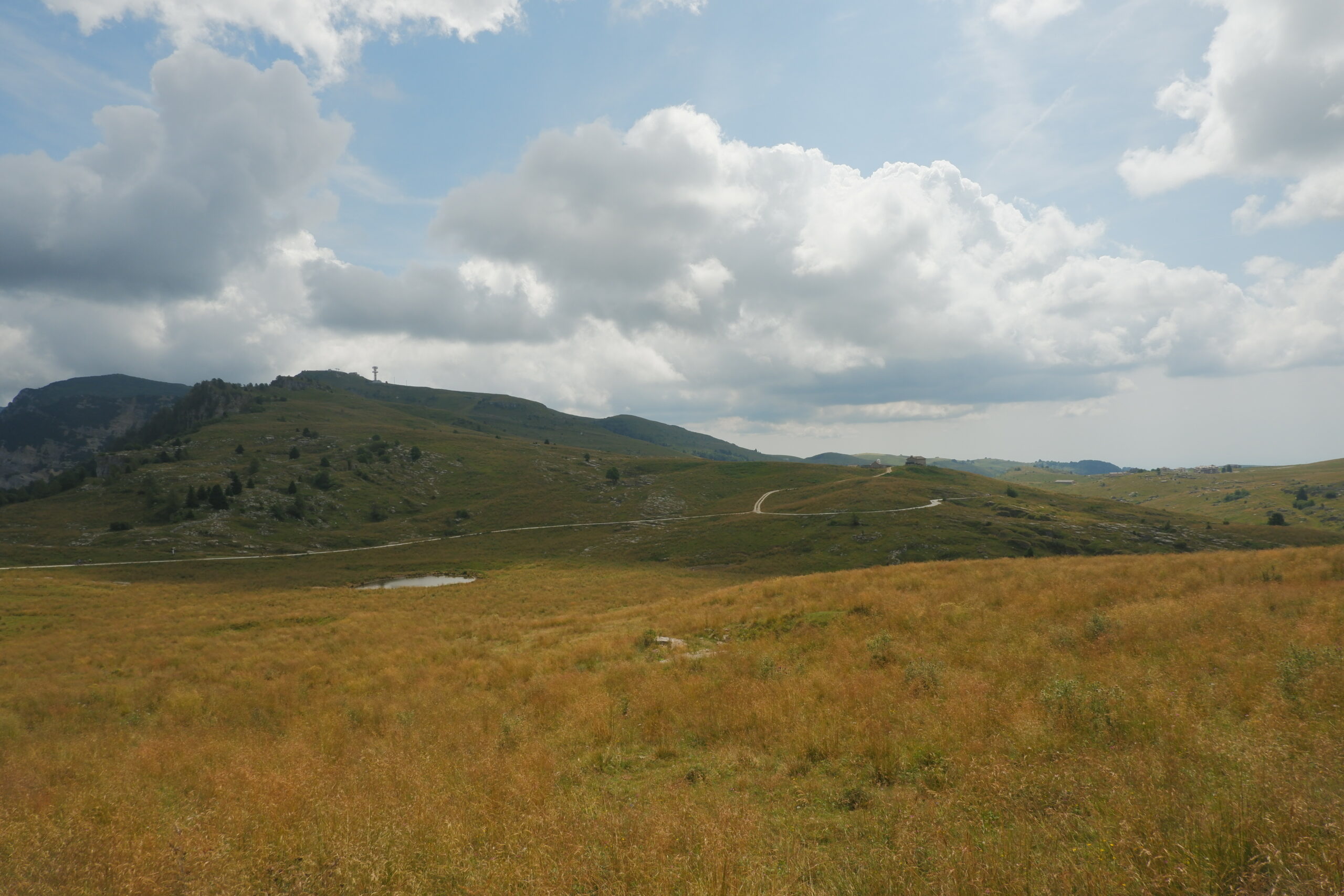 Vista panoramica sulla Translessinia: prati, nuvole e sentieri nel cuore della Lessini